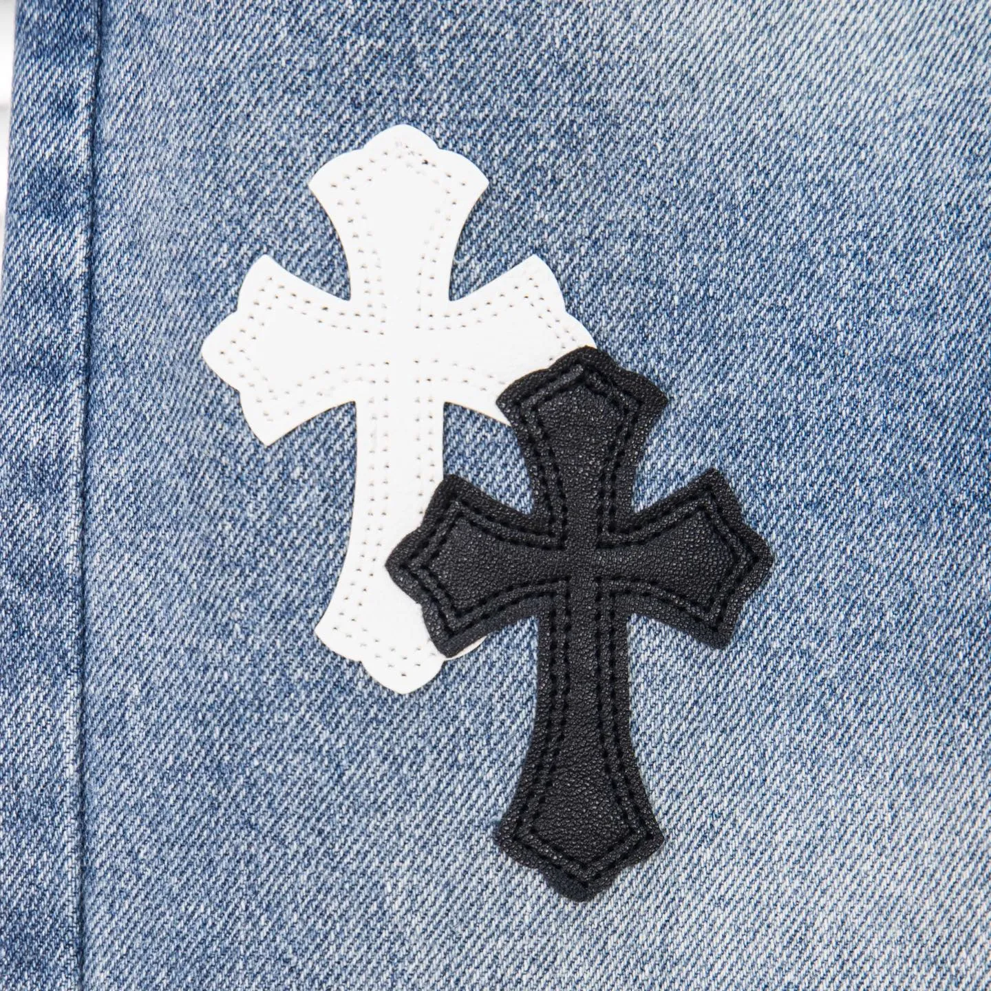 P260 Chrome Hearts light blue pants, Sanskrit black and white patchwork leather jeans. CH jeans need to be washed before being dismantled and then hand-stitched with sheepskin cross leather and then spliced ​​together. The whole piece has too many craftsmanship to explain. The patches are decorated with cross patterns, and the high-waisted washed jeans! ! Absolutely high-end luxury products, god-level single products and super popular products, made with top heavy industry, a must-see magic weapon. Customized hardware. The fabric is thick and soft after washing. It has good breathability. Customized small leather label. Unique design. The details are simple and elegant, and the workmanship is exquisite. The entire trousers are neatly routed and the details are in place! It’s so cool that both men and women can easily control the genderless trend! Style number: 1803# Color: blue Size: 28 30 32 34